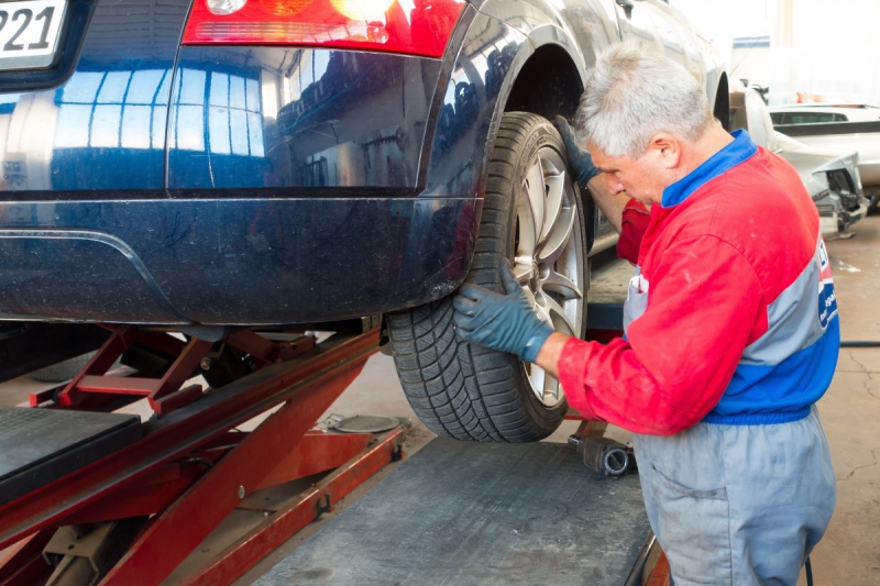 vente-CASTELLAR-min_auto_repair_repair_lift_auto_mechanic_work_clothes_master_professional_man_of_the_fold-685629
