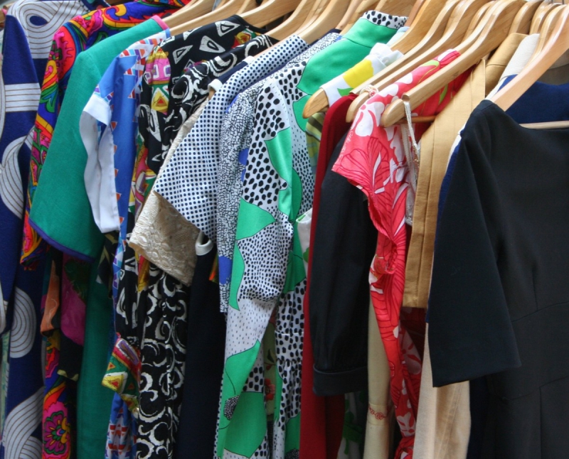 vente-CASTELLAR-min_dresses_apparel_clothing_clothes_clothes_hangers_wooden_hangers_retail_shop_closet-1149845