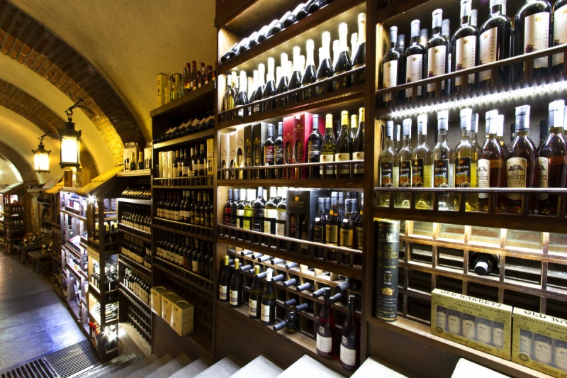 vente-CASTELLAR-min_world_street_travel_shop_canon_georgia_wine_bottles-429767